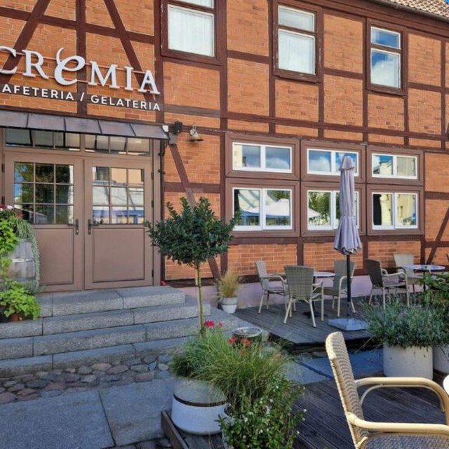 CREMIA vitrina ir staliukai